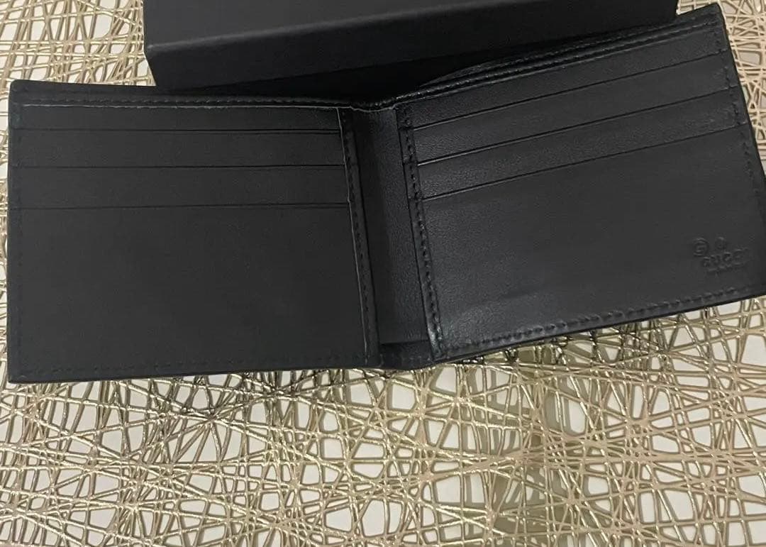 ① GUCCI メンズ　スモールGGエンボス　お札とカード専用財布　ブラック