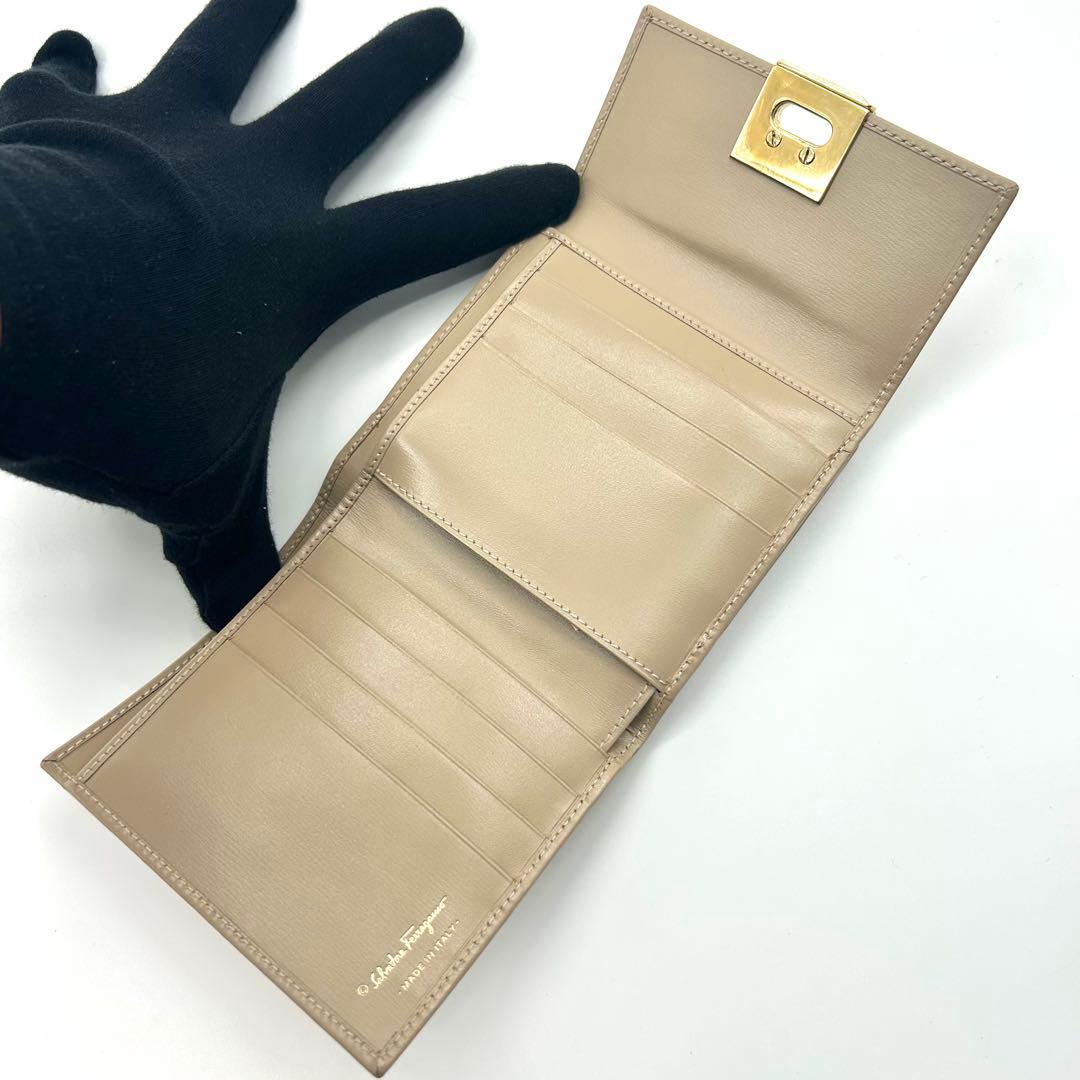 【未使用級】Salvatore Ferragamo 二つ折財布 ガンチーニ BE