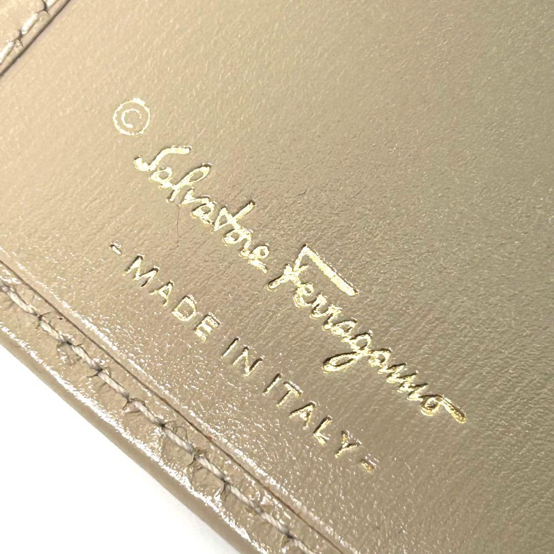 【未使用級】Salvatore Ferragamo 二つ折財布 ガンチーニ BE