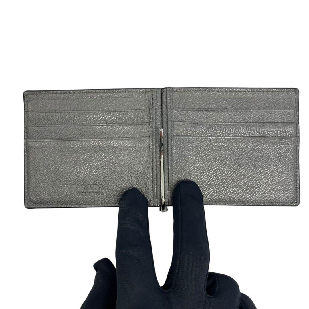極美✨プラダ マネークリップ 札入れ シボ革 ロゴ金具 バイカラー 黒 グレー