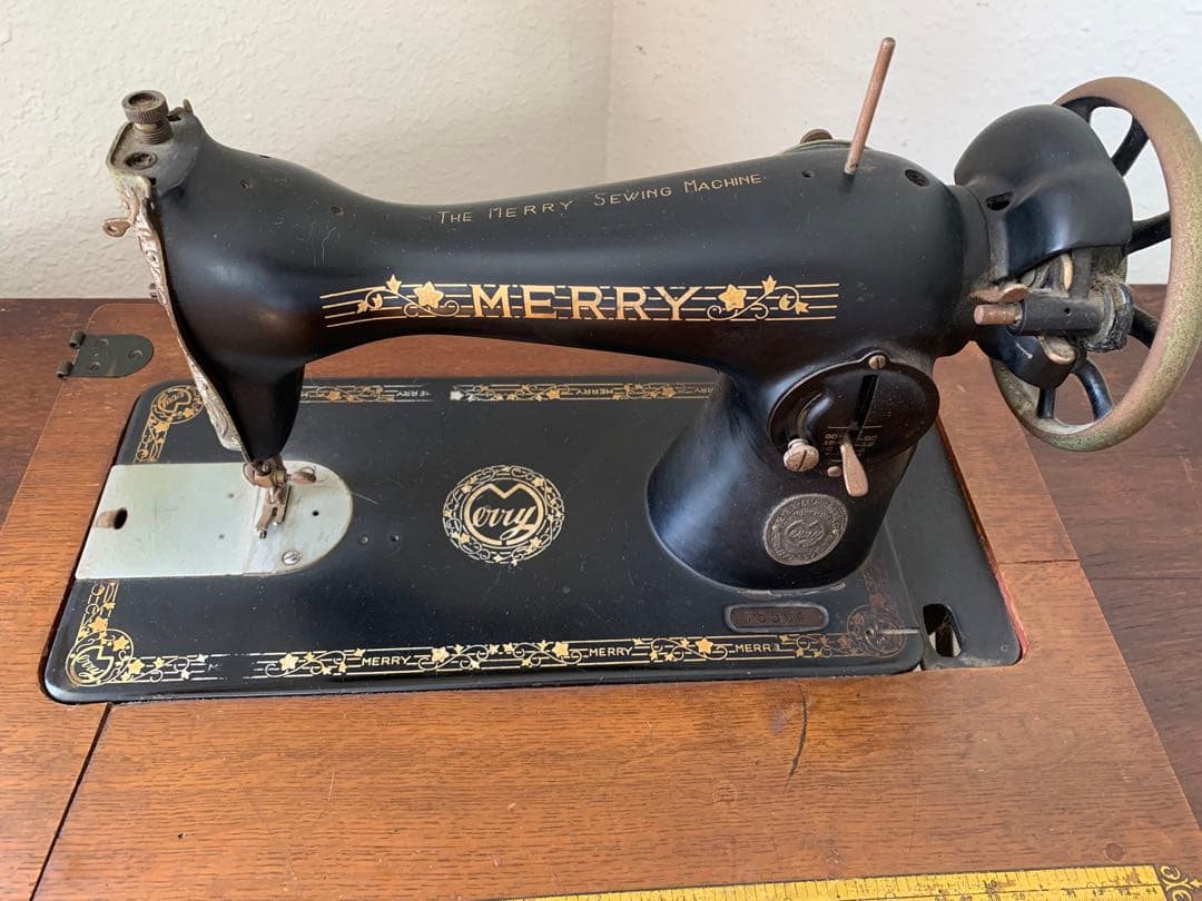 みのむし★送料込み★飾り棚足踏みアンティークミシン