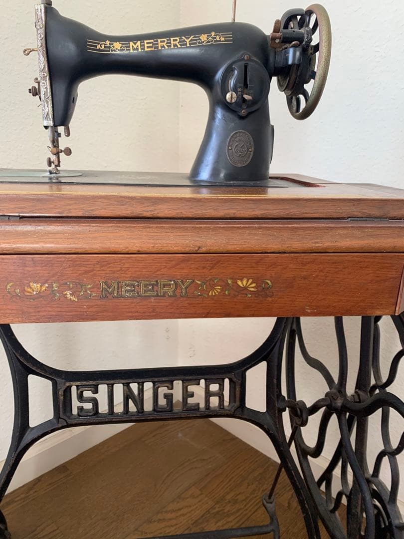みのむし★送料込み★飾り棚足踏みアンティークミシン