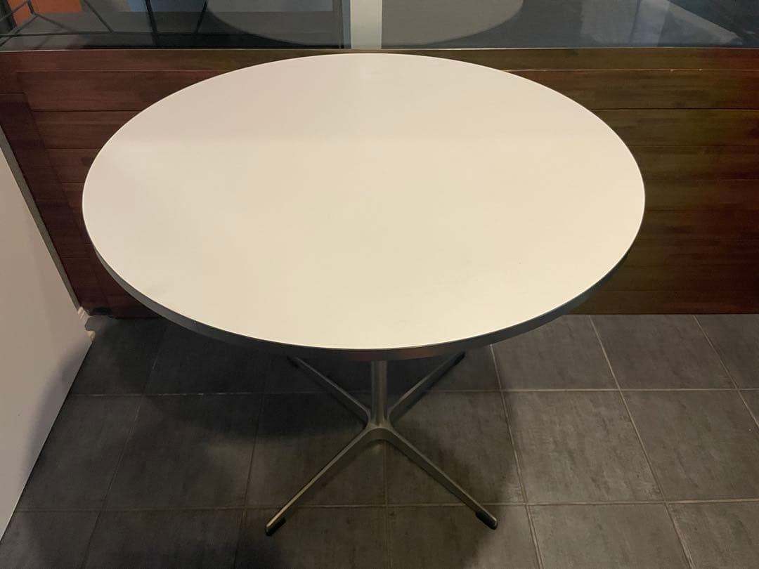 m■ヤコブセン　サーキュラー/ シルバーライン HPL ラウンドテーブル