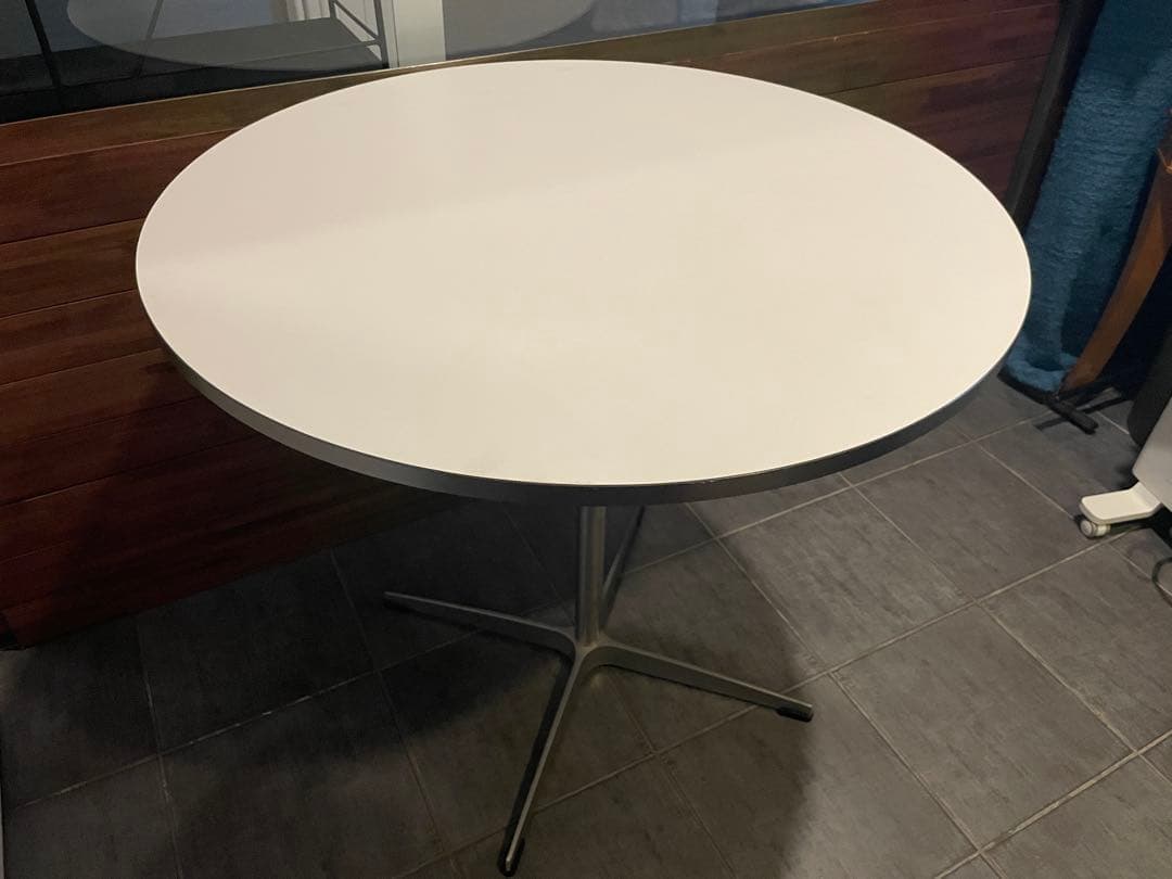 m■ヤコブセン　サーキュラー/ シルバーライン HPL ラウンドテーブル