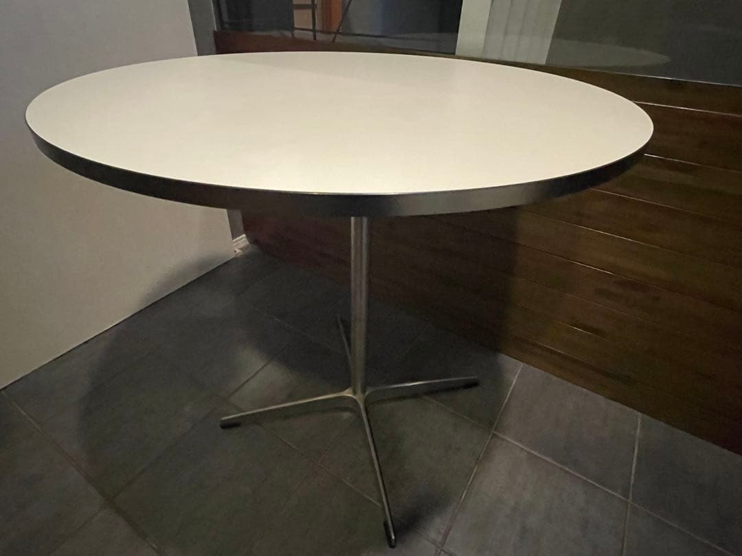 m■ヤコブセン　サーキュラー/ シルバーライン HPL ラウンドテーブル