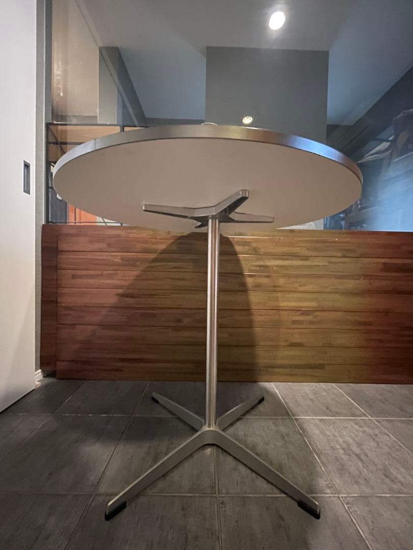 m■ヤコブセン　サーキュラー/ シルバーライン HPL ラウンドテーブル