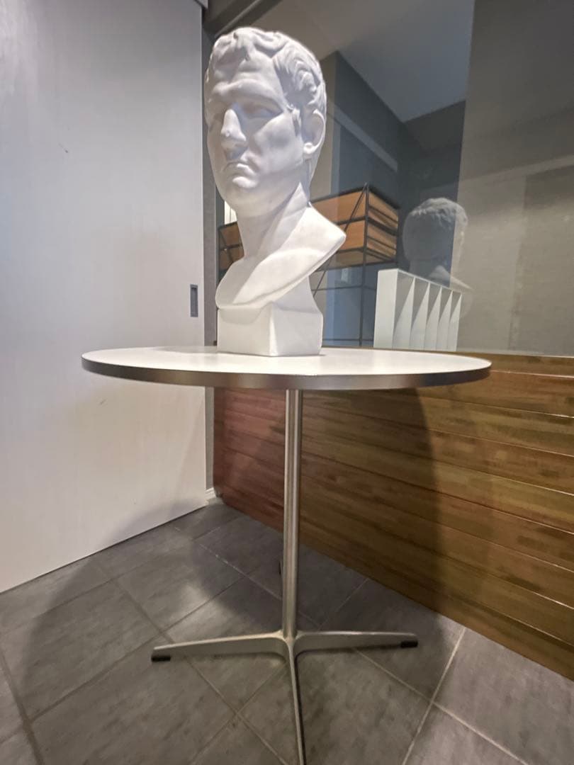 m■ヤコブセン　サーキュラー/ シルバーライン HPL ラウンドテーブル