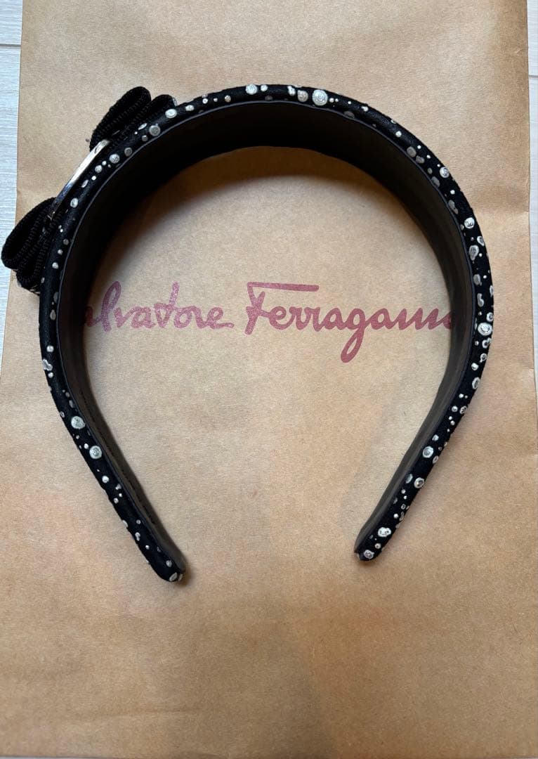 美品　お値下げ　Ferragamo ブラック　ドット カチューシャ