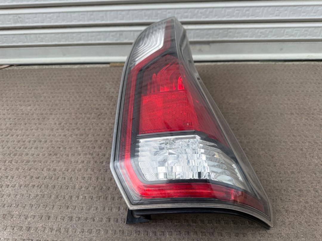 日産セレナライダー C27、GC27、右テールランプ。KOITO