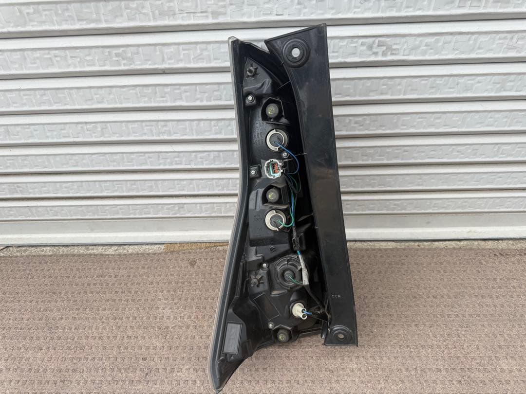 日産セレナライダー C27、GC27、右テールランプ。KOITO