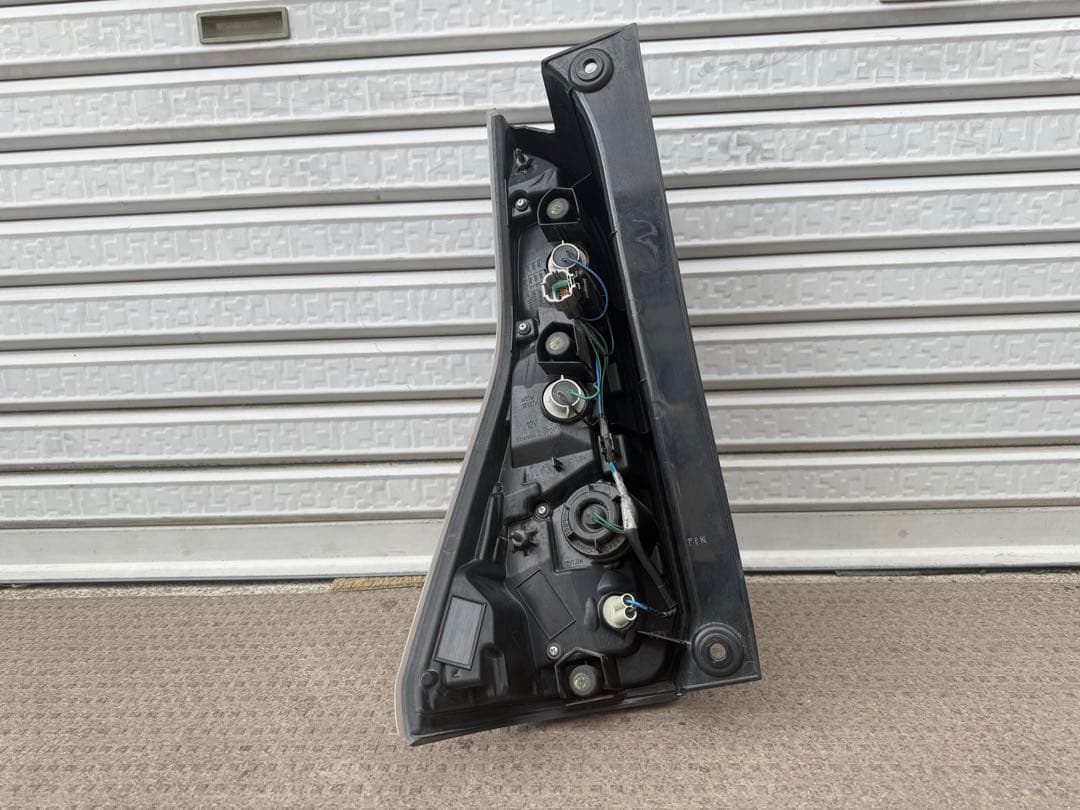 日産セレナライダー C27、GC27、右テールランプ。KOITO