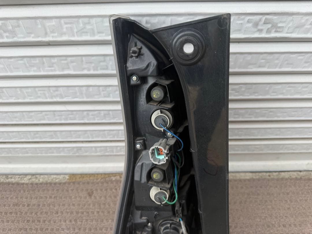 日産セレナライダー C27、GC27、右テールランプ。KOITO