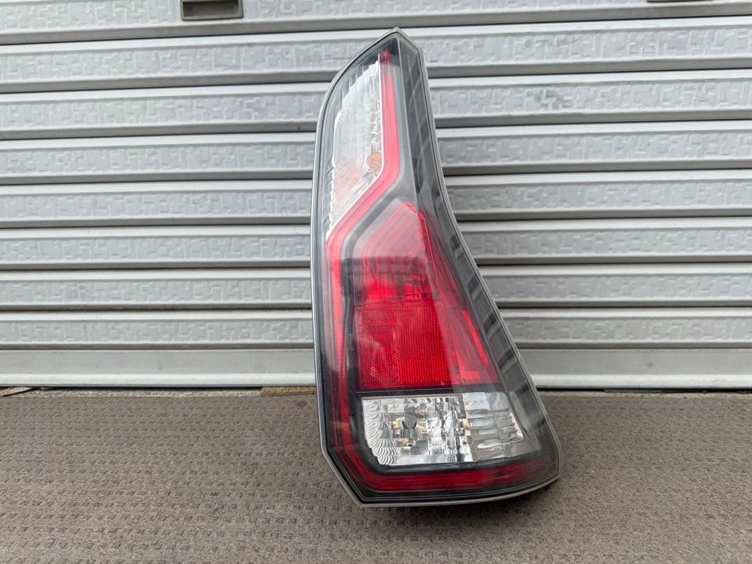 日産セレナライダー C27、GC27、右テールランプ。KOITO