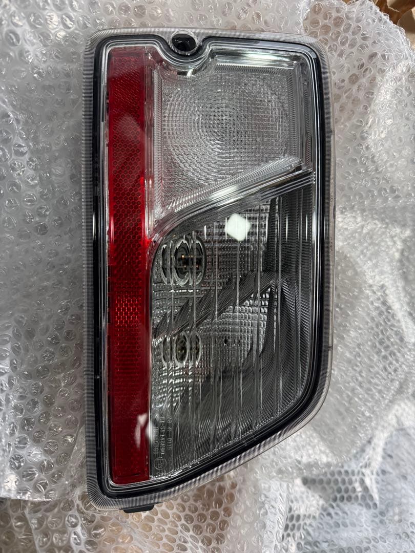 DAIHATSU ダイハツ アトレー 純正左テールランプ・スポイラー