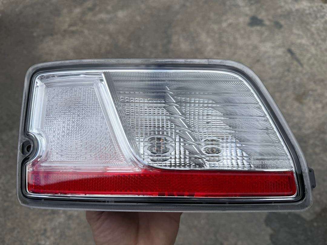 DAIHATSU ダイハツ アトレー 純正左テールランプ・スポイラー