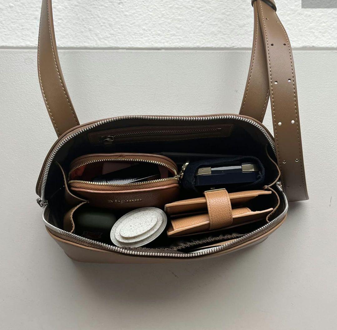 Sです(*^^*)アドカラム　ボディバッグ　ショルダーバッグ　ブラウン系