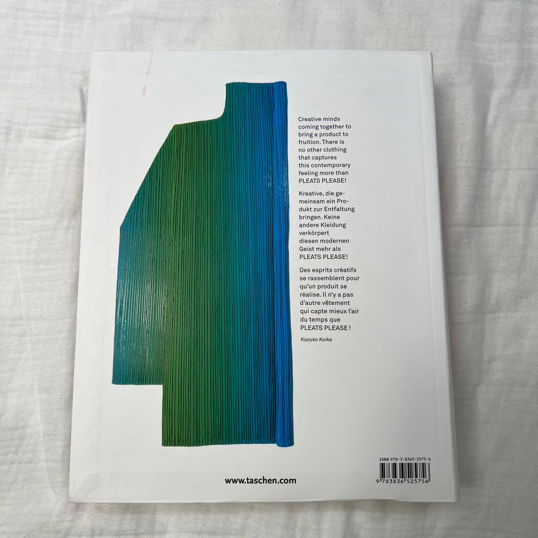 PLEATS PLEASE ISSEY MIYAKE TASCHEN 洋書