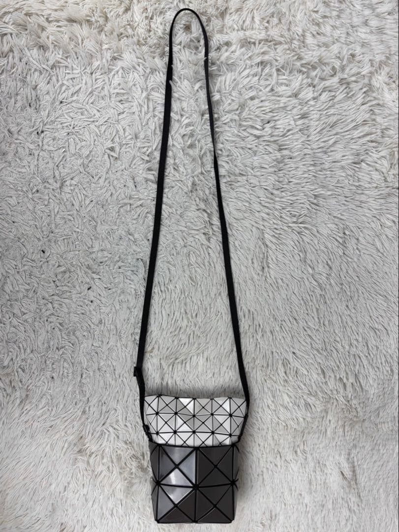 美品 バオバオイッセイミヤケ ショルダーバッグ ファスナー 斜め掛け ホワイト