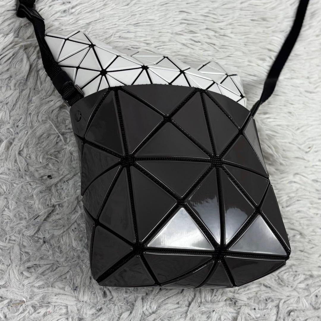 美品 バオバオイッセイミヤケ ショルダーバッグ ファスナー 斜め掛け ホワイト