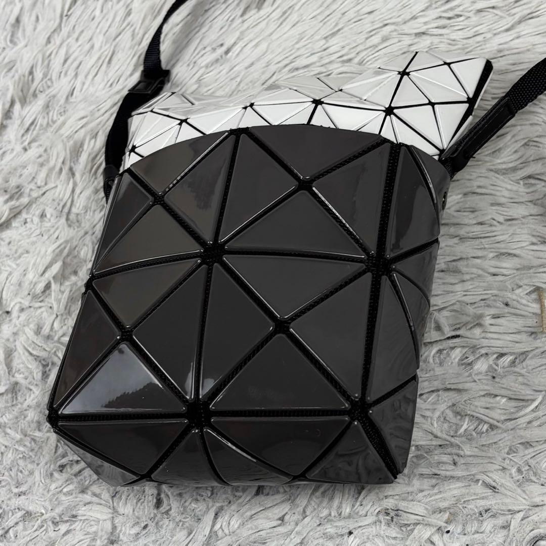 美品 バオバオイッセイミヤケ ショルダーバッグ ファスナー 斜め掛け ホワイト