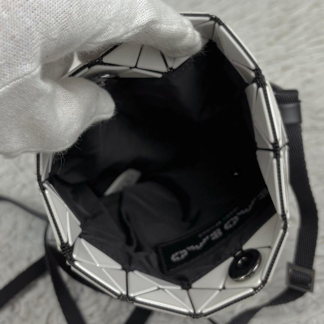 美品 バオバオイッセイミヤケ ショルダーバッグ ファスナー 斜め掛け ホワイト