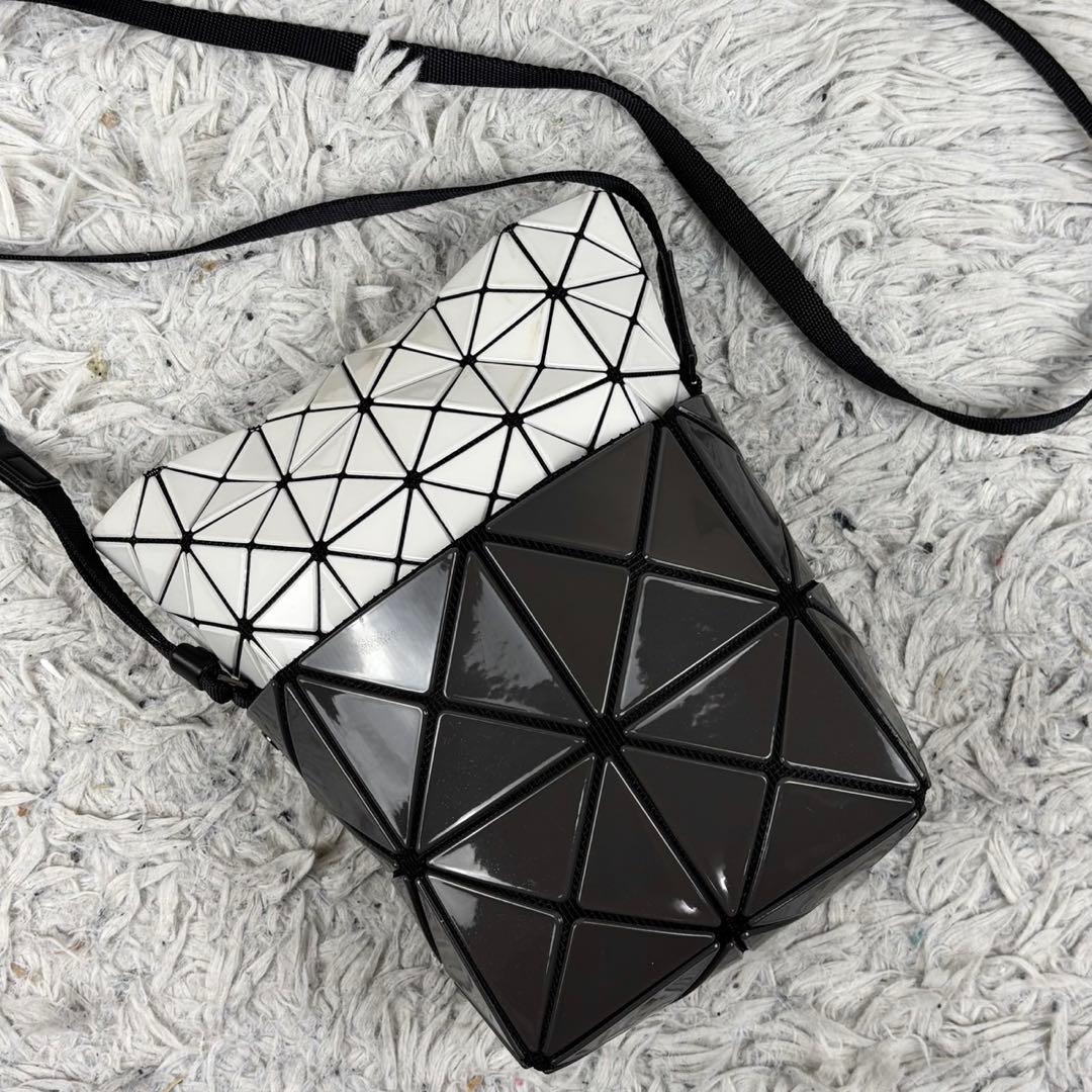 美品 バオバオイッセイミヤケ ショルダーバッグ ファスナー 斜め掛け ホワイト