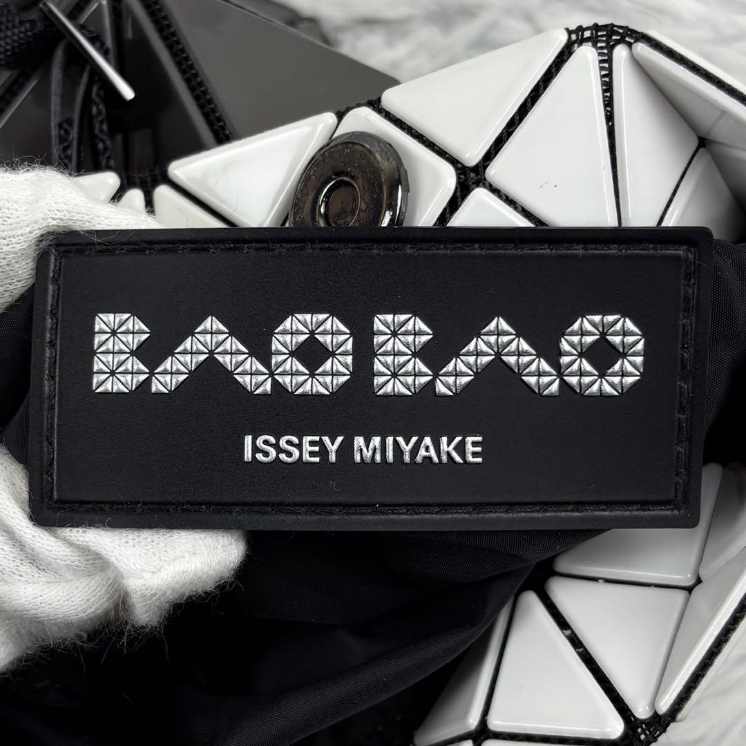 美品 バオバオイッセイミヤケ ショルダーバッグ ファスナー 斜め掛け ホワイト