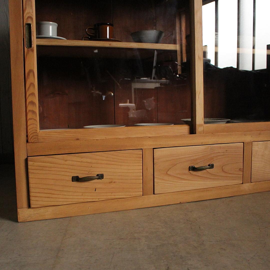 古い木枠のガラス戸棚　引き出し3杯　水屋