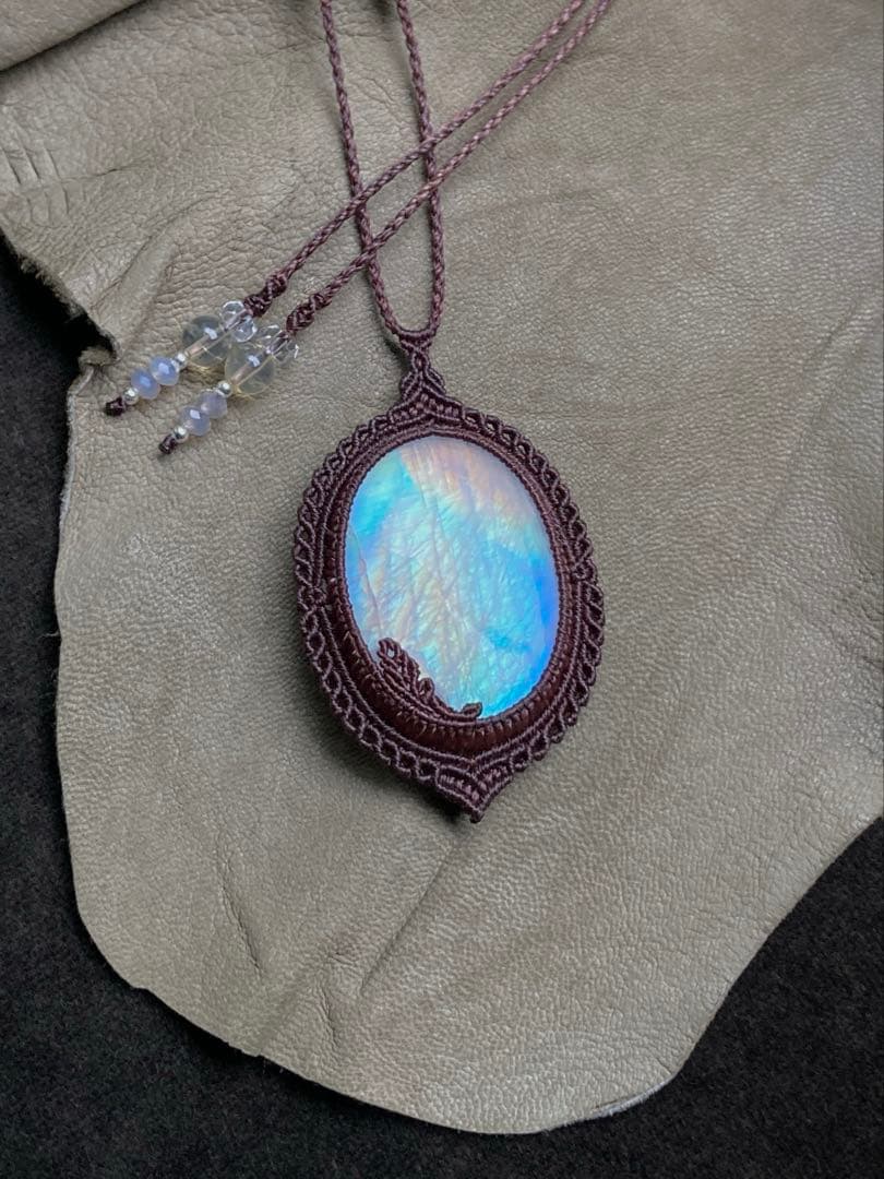 レインボームーンストーン　マクラメペンダント　ネックレス