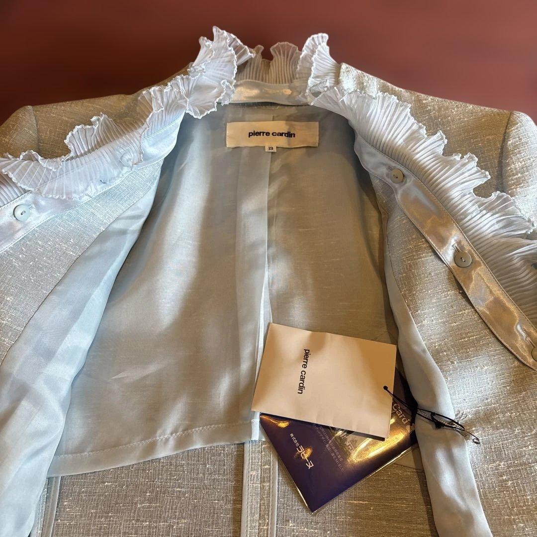 新品タグ付 10.2万円 ピエールカルダン フリル美しいエレガントスーツ　13号