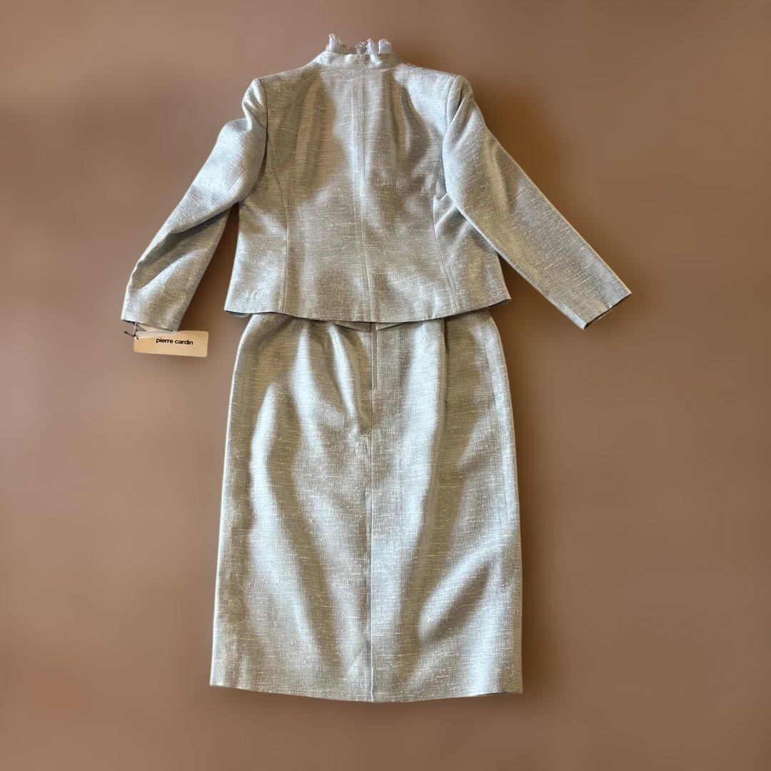 新品タグ付 10.2万円 ピエールカルダン フリル美しいエレガントスーツ　13号