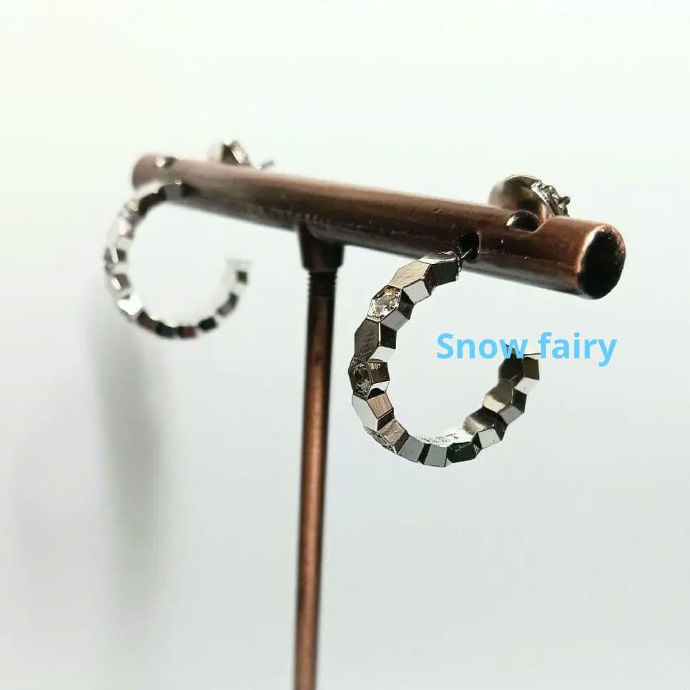 蜂の巣ハニカムフープピアス　ホワイトゴールドカラー