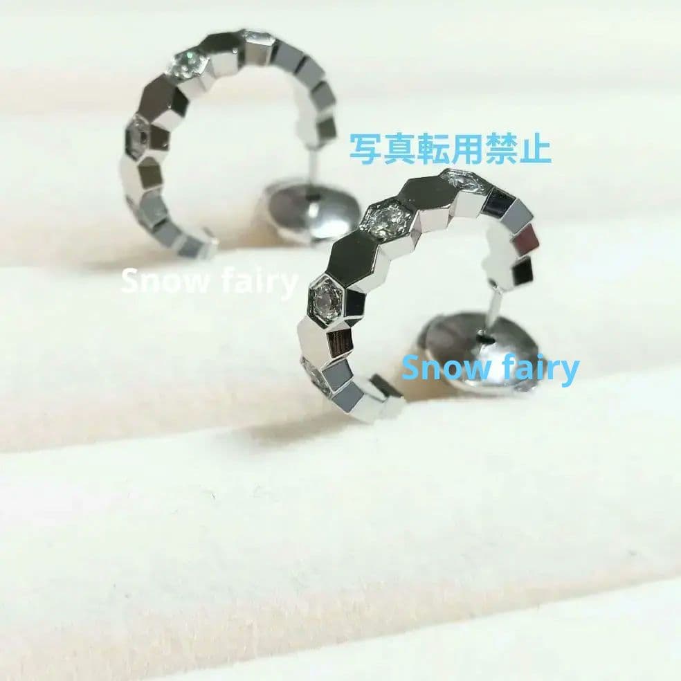 蜂の巣ハニカムフープピアス　ホワイトゴールドカラー