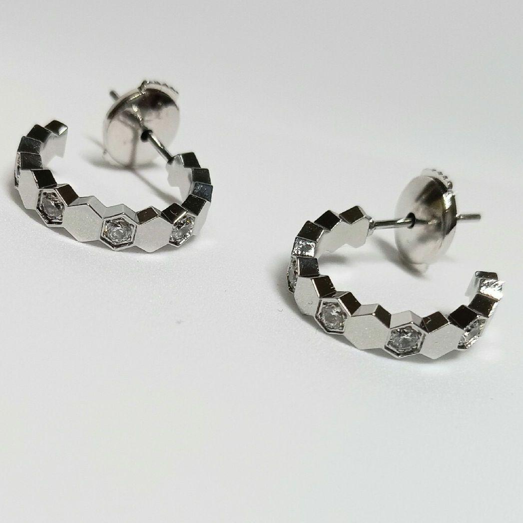 蜂の巣ハニカムフープピアス　ホワイトゴールドカラー