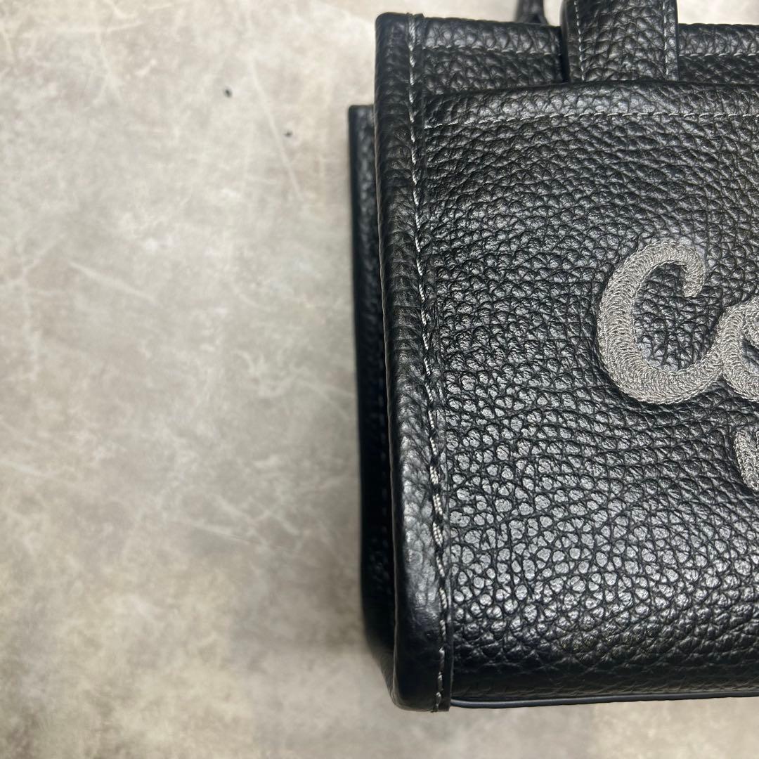 新品同様 コーチ レザー ロゴ 刺繍 カーゴトート ハンド バッグ チャーム付