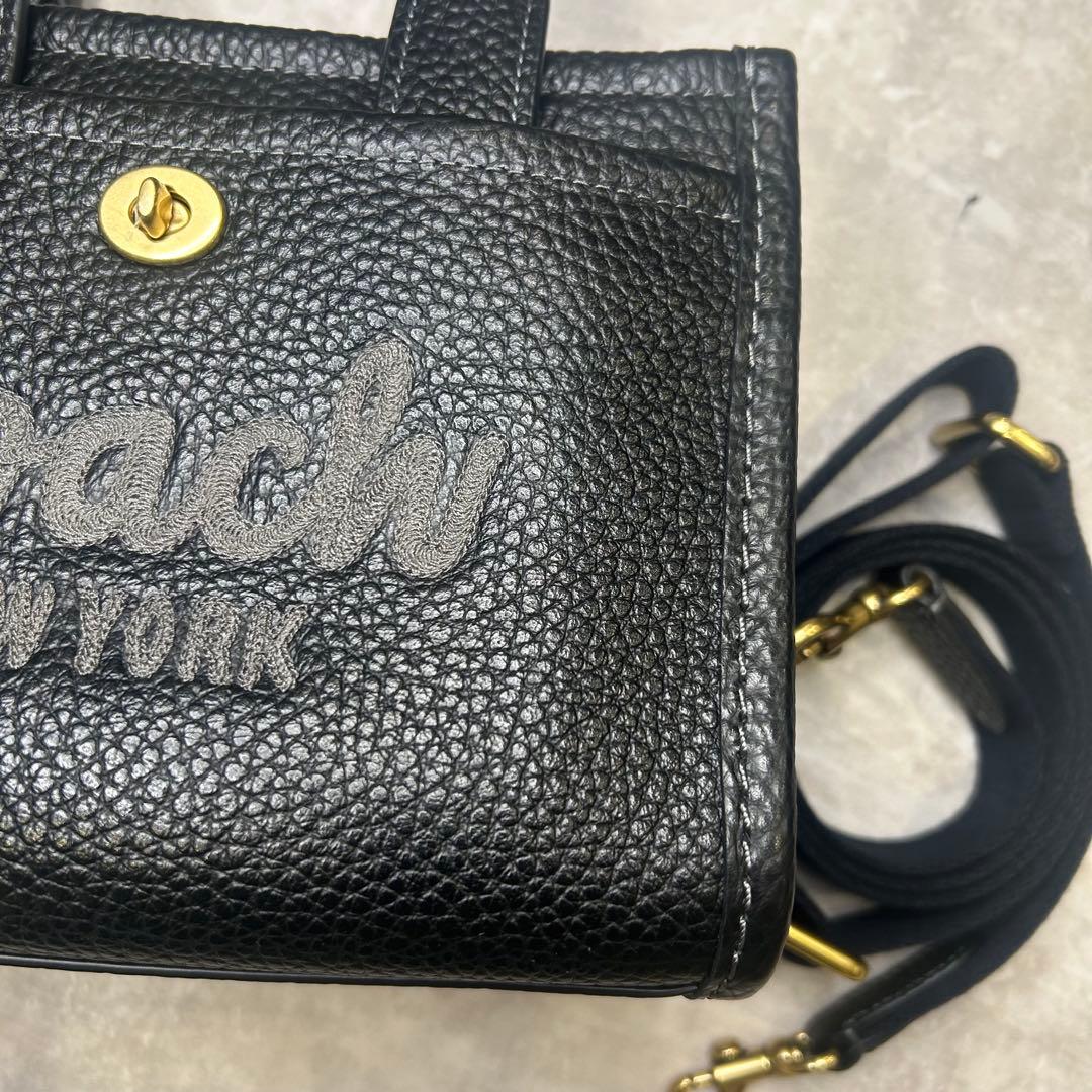 新品同様 コーチ レザー ロゴ 刺繍 カーゴトート ハンド バッグ チャーム付