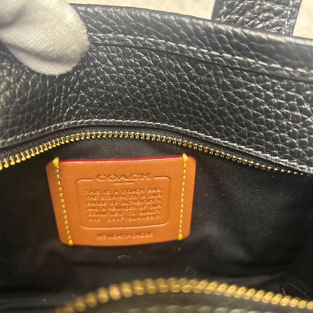 新品同様 コーチ レザー ロゴ 刺繍 カーゴトート ハンド バッグ チャーム付