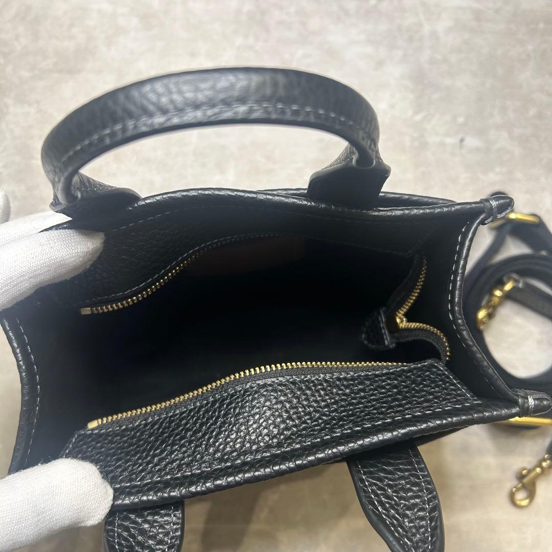 新品同様 コーチ レザー ロゴ 刺繍 カーゴトート ハンド バッグ チャーム付