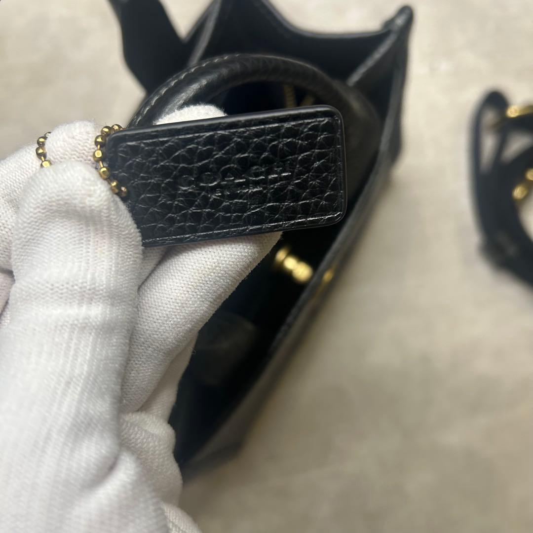 新品同様 コーチ レザー ロゴ 刺繍 カーゴトート ハンド バッグ チャーム付