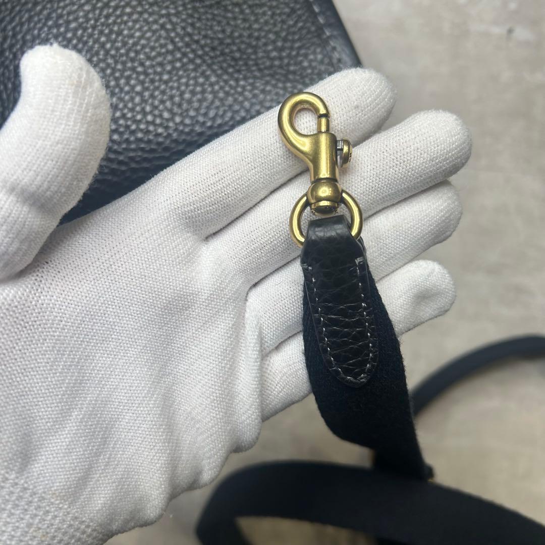 新品同様 コーチ レザー ロゴ 刺繍 カーゴトート ハンド バッグ チャーム付