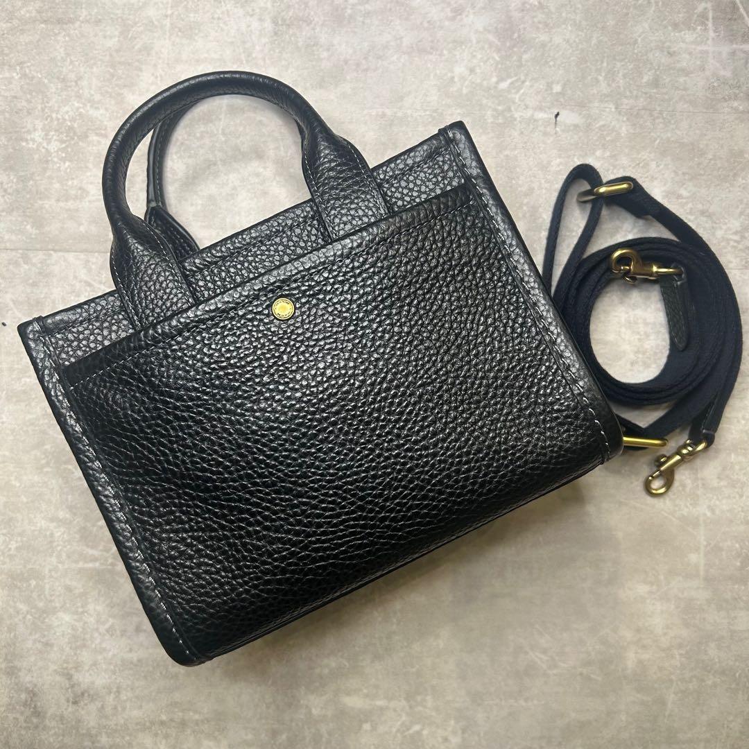 新品同様 コーチ レザー ロゴ 刺繍 カーゴトート ハンド バッグ チャーム付