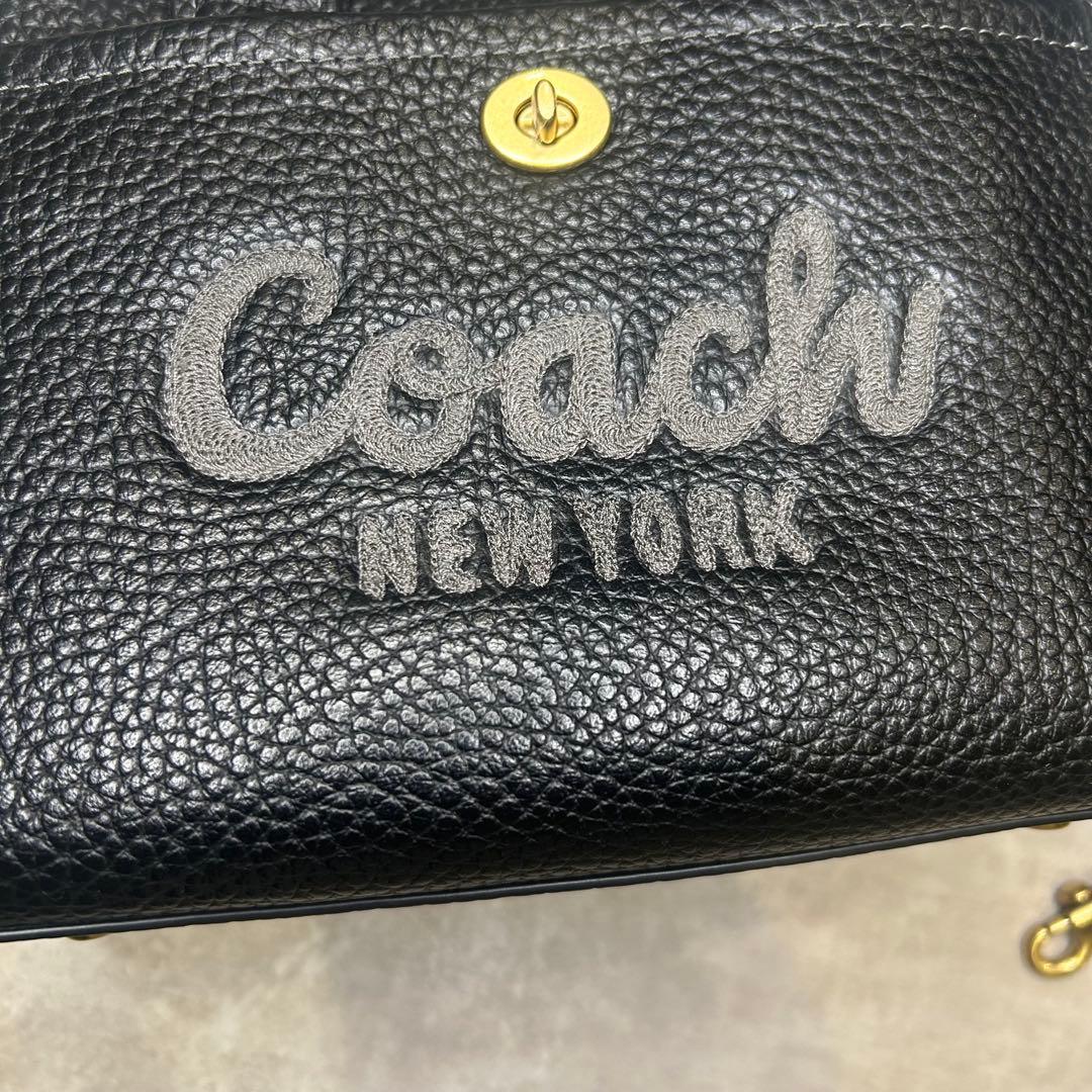 新品同様 コーチ レザー ロゴ 刺繍 カーゴトート ハンド バッグ チャーム付