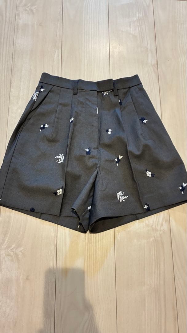 bibiy 刺繍入りグレー ハーフパンツ