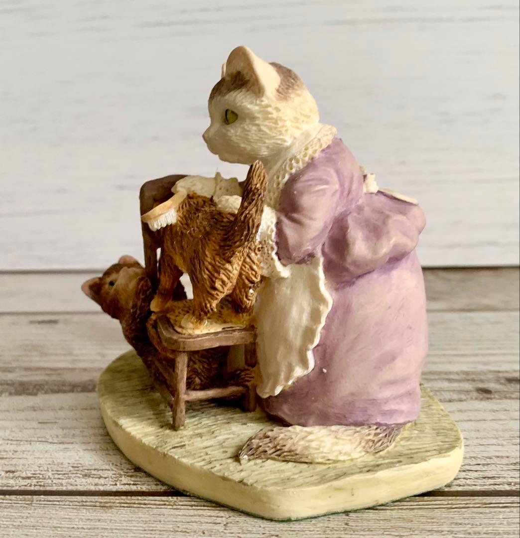 子猫をブラッシングするタビタ奥さん フィギュリン ピーターラビット 置物