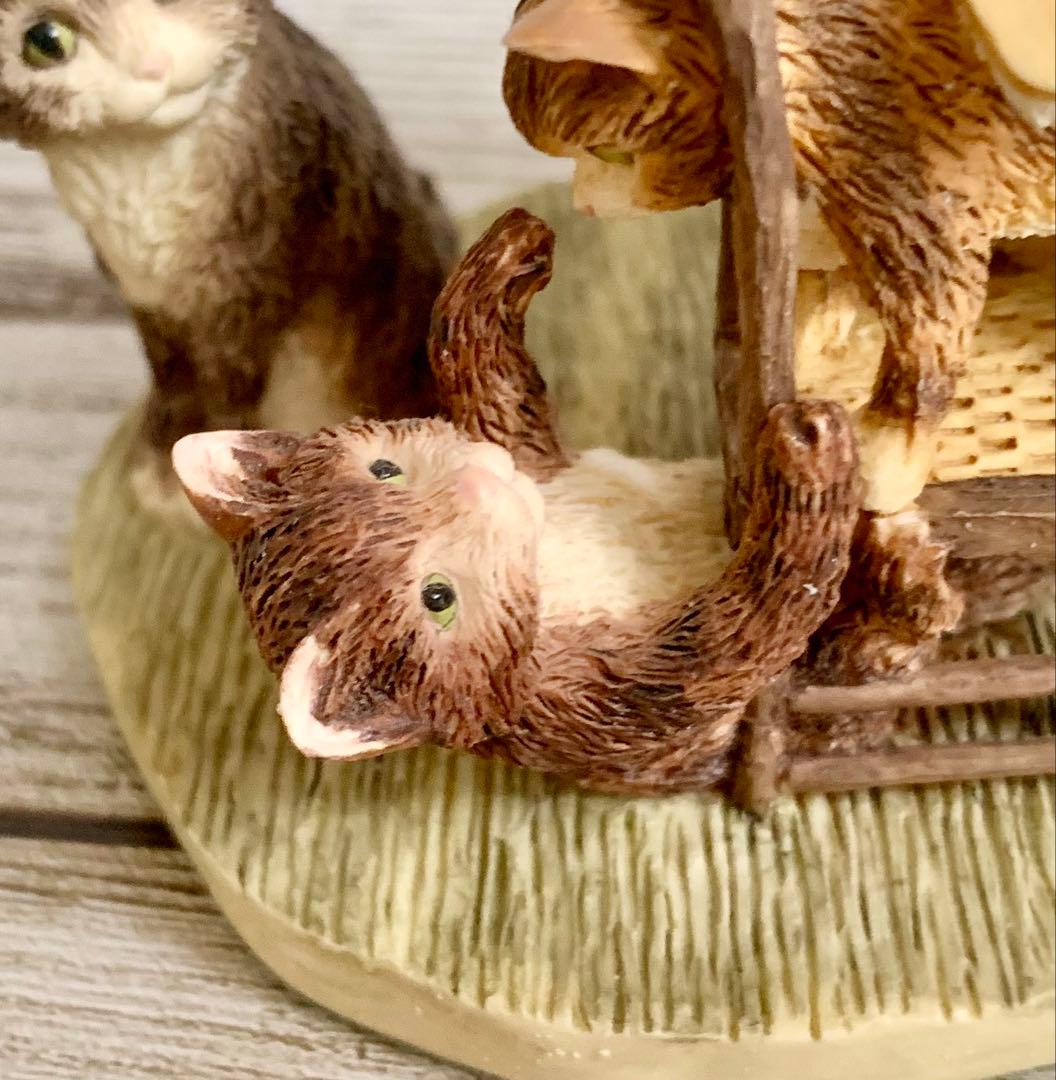 子猫をブラッシングするタビタ奥さん フィギュリン ピーターラビット 置物