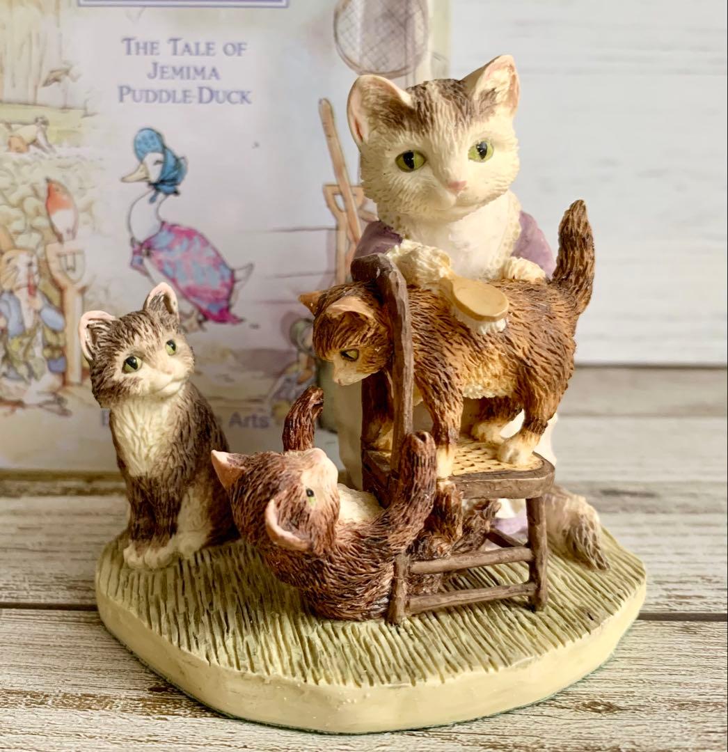 子猫をブラッシングするタビタ奥さん フィギュリン ピーターラビット 置物