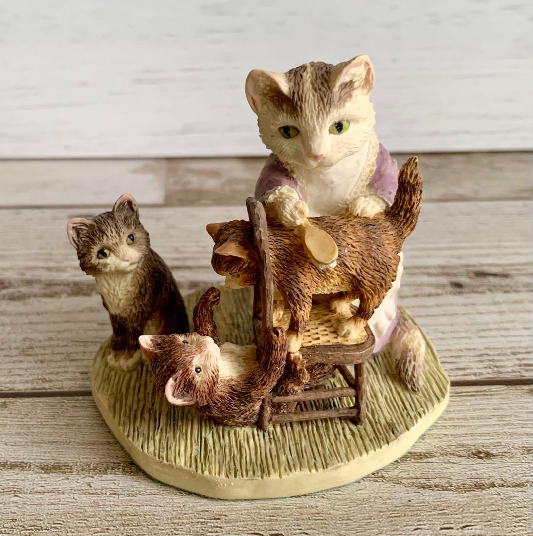 子猫をブラッシングするタビタ奥さん フィギュリン ピーターラビット 置物