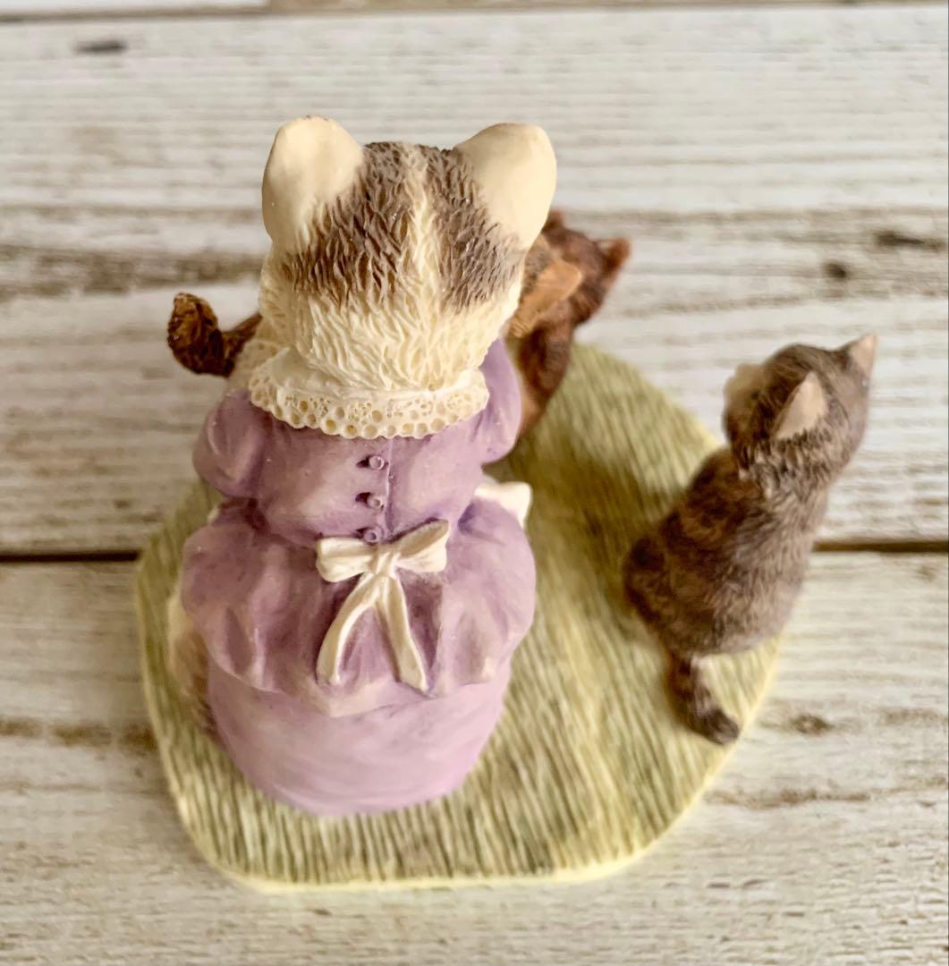 子猫をブラッシングするタビタ奥さん フィギュリン ピーターラビット 置物