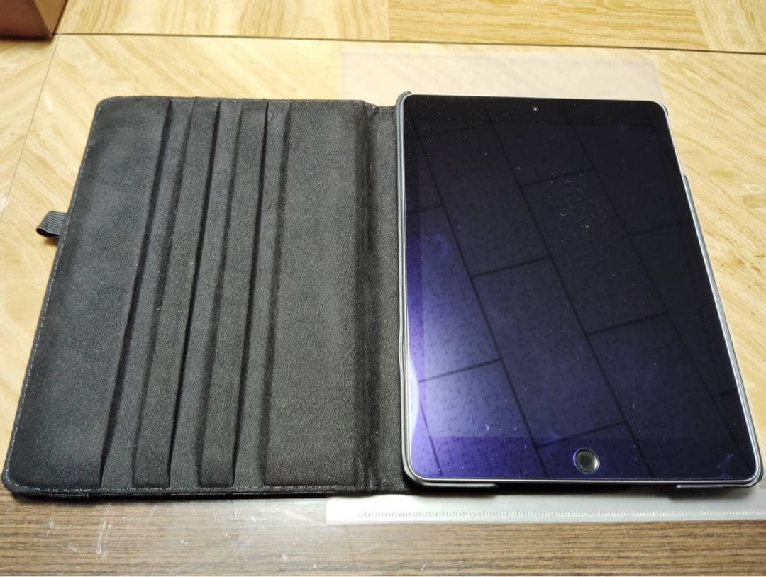 Apple iPad 第6世代　WI-FIモデル　シルバー カバー付き　美品