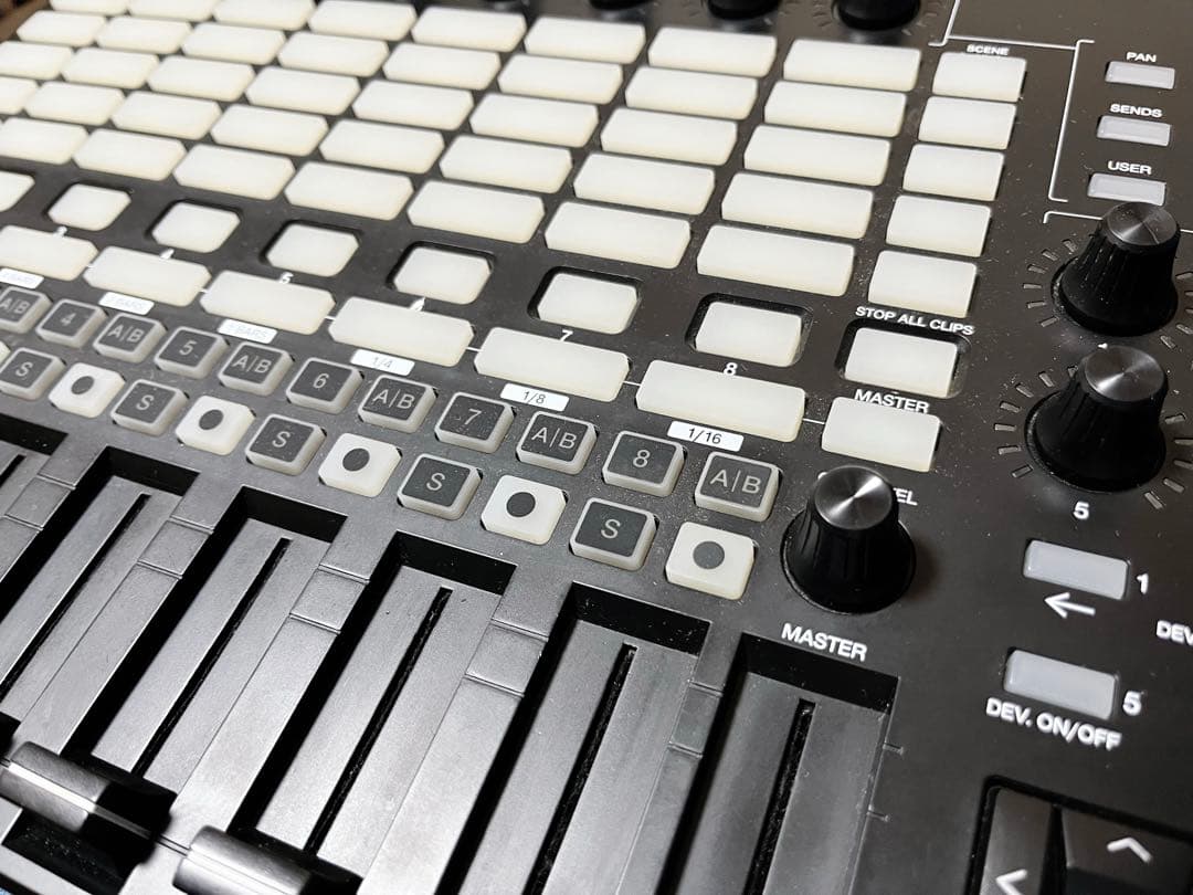 AKAI APC40 MKII コントローラー 中古 箱無し